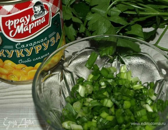 Зеленый лук мелко порубить.