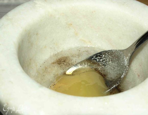 Делаем заправку. Соединяем в емкости растительное масло (любое на свой вкус), мед, соль, перец, горчицу, лимонный сок.