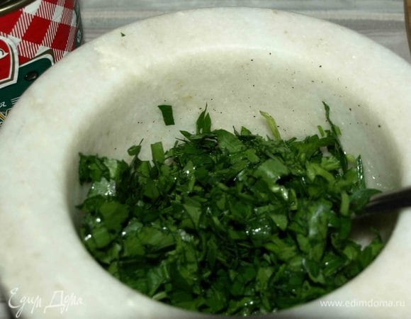 Петрушку мелко рубим. Соединяем с остальными ингредиентами.