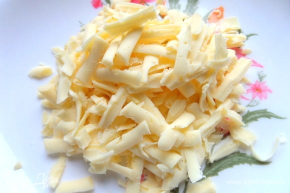 Отправить запекаться в разогретую духовку на 20–25 минут. В это время натереть сыр.