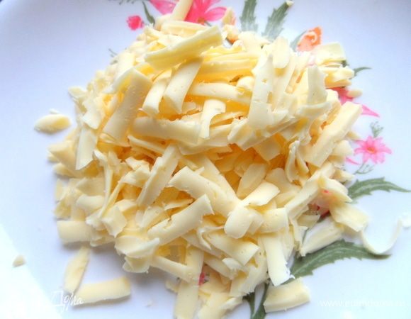 Отправить запекаться в разогретую духовку на 20–25 минут. В это время натереть сыр.