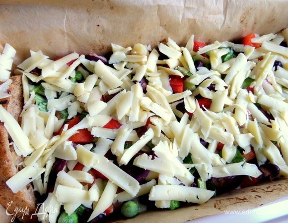 Посыпать сыром.