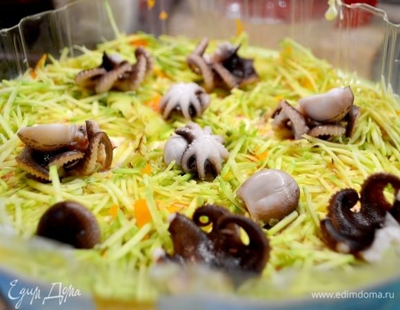 В это время собираем салат: первый слой — рис, второй слой — майонез, третий слой — морковь на крупной терке, четвертый слой — авокадо натереть на мелкой терке, пятый слой — разложить осьминожек (секрет в салате для любимых!).