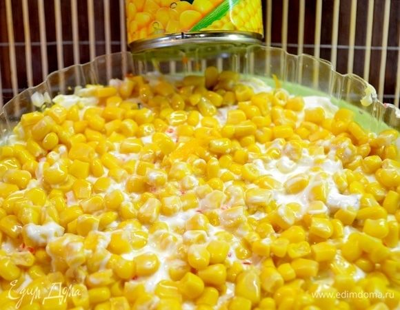 Восьмой слой — майонез, девятый слой — кукуруза ТМ «Фрау Марта», десятый слой — яйца. Наш салат готов к подаче на стол. Но мы хотим удивить гостей и продолжаем украшать наш салат.