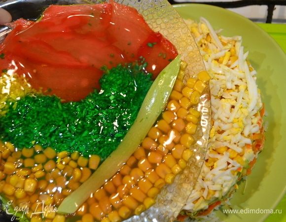 За это время наша желейная заготовка готова. Ставим тарелку на горячее полотенце и даем желатину движение. Аккуратно даем заготовке сползти на наш салат.