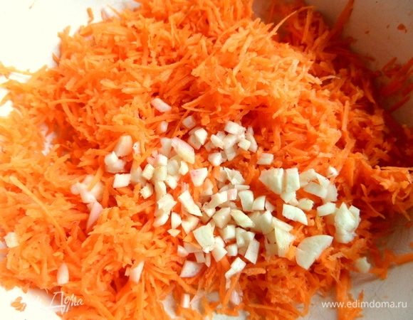 Для котлет я взяла за основу 2 моркови, натерла мелко и добавила чеснок. Если не очень любите морковь, возьмите одну только. Имбирь тоже на любителя, но мне нравится.