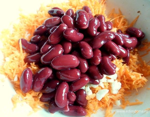 Перенести фасоль в морковь.