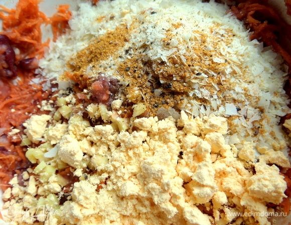 Вместо яйца я добавила яичный порошок — 1 ст. л., воду — 2–3 ст. л. или жидкость от фасоли, чтобы получить удобную для лепки текстуру. А также специи по вкусу.