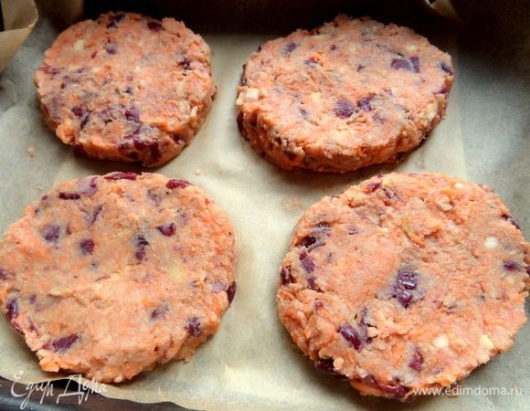 Сформировать ложкой на смазанном пергаменте шайбочки-котлеты.