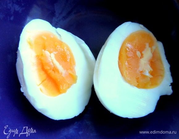 Яйцо отварить минуты 4, чтобы желток был не совсем крутой.