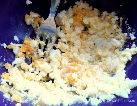 Такое мягкое яйцо легко размять вилкой, но, повторяю, можно пробить массу блендером.