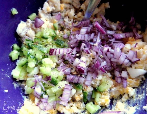 Обычно добавляют твердое яблочко, но можно пару кружочков свежего огурца и столько же лука для разнообразия.