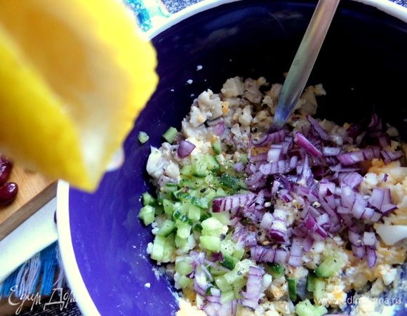 Выдавить сок лимона. Перец.