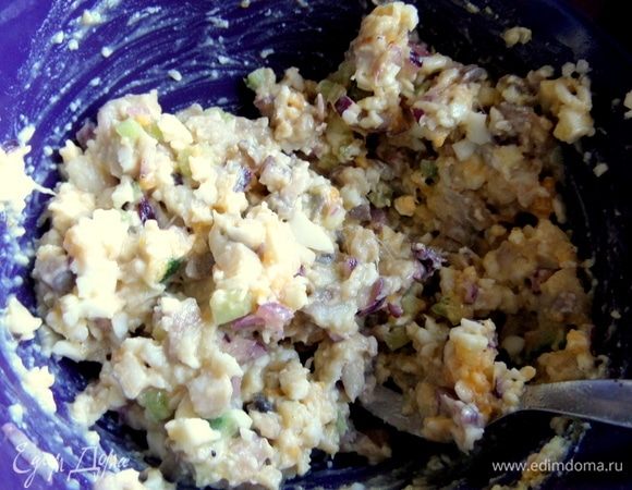 Немного масла и все перемешать в однородную массу.