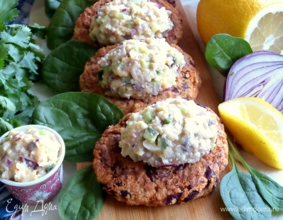 Сформировать ложкой из паштета горку и положить сверху на котлету.