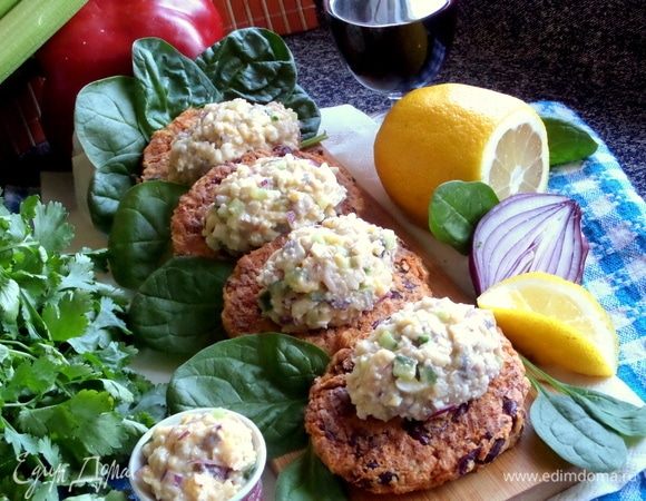 Паштет можно и с хлебом/гренками подать по-быстрому, но такие нейтральные котлеты в индийском стиле тоже отлично подошли под основу.