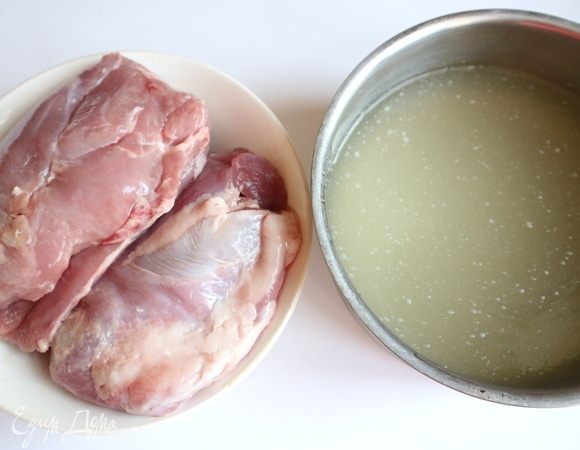 Бедра индейки разрезать на две части, здесь два бедра индейки, залить куриным бульоном и варить после закипания на слабом огне 1 час 10 минут в кастрюле, прикрытой крышкой. У меня здесь теплоемкая кастрюля с толстым дном. Не забыть снять пену. После того как огонь выключен, закрыть кастрюлю плотно крышкой и оставить бульон и индейку до использования. Получился насыщенный двойной бульон из курицы и индейки.