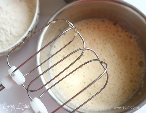 Сначала взбить слегка миксером яйца и сахар, соль.
