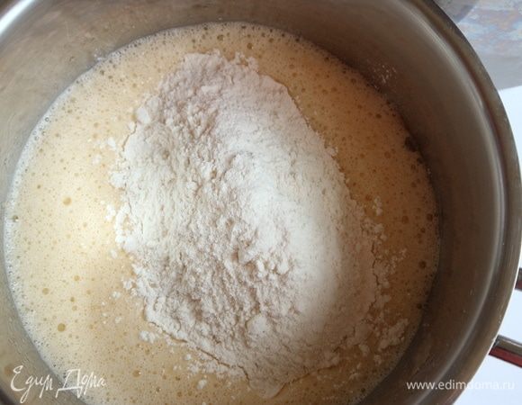 Потом добавлять, чередуя, частями молоко и муку, продолжая взбивать миксером, так не будет комков.