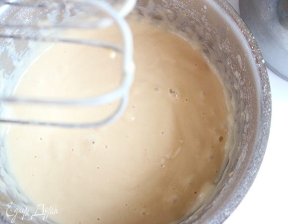 Еще часть муки, часть молока, все постепенно.