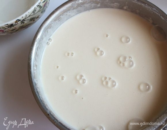 Тесто готово. В нем нет комков, оно нужной консистенции. Если у вас все же образовались комки, пропустите тесто через сито.