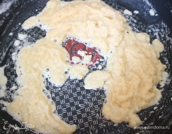 Обжарить недолго на сухой большой сковороде на небольшом огне муку со сливочным маслом, помешивая. Получится смесь, которая носит название «ру». Здесь золотистая «ру».