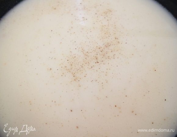 В «ру» понемногу, небольшими партиями, постоянно помешивая лопаточкой, добавлять горячий бульон. Оставить смесь на небольшом огне минут на 30–35, можно больше, необходимо, чтобы жидкость частично выпарилась, поэтому здесь сковорода с широкой поверхностью испарения. Надо же, чтобы процесс шел быстрее. Периодически помешивать образующуюся пенку, или стараться перемешать, чтобы соус был однородным, или снимать. Посолить, поперчить, перемешать.