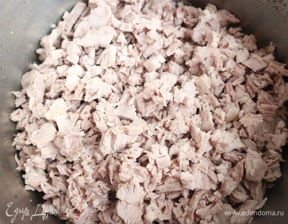 Индейку мелко порезать. Оставить в кастрюле, накрыв крышкой.