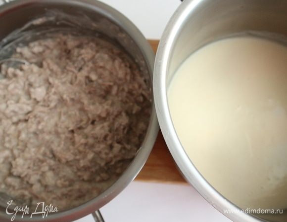 К теплому готовому соусу <span>«</span>Велюте<span>»</span> добавить сливки 10 % — 135 г, сливки 35 % — 50 г, сливочное масло — 37 г, вино белое сухое — 40 г, перемешать, прогреть на небольшом огне немного, помешивая. Посолить, поперчить, перемешать. Часть полученного соуса добавить к индейке, у вас должна получиться консистенция очень густого пюре. Не делайте начинку слишком жидкой, это вызовет затруднения для дальнейшего приготовления блюда.