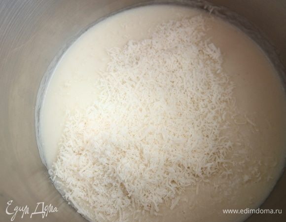 У вас останется значительное количество соуса, из которого будет приготовлен сырный соус <span>«</span>Морнэ<span>»</span>: соус надо дополнить сливками 35 % — 50 г, натертым на мелкой терке пармезаном (или сыром грюер) — 43 г.