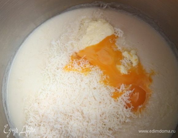 Желтки — 2 штуки, сливочное масло — 25 г. Все перемешать, прогреть на небольшом огне, помешивая, до горячего состояния, не доводя до кипения. Добавить мускатный орех, перемешать.