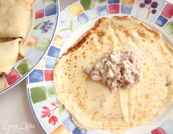 Духовку разогреть до 230 °C. На каждый блинчик положить начинку.