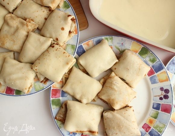 Свернуть блинчики. Дно керамической формы равномерно покрыть небольшим количеством остывшего, можно чуть теплого соуса.