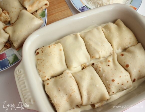 Положить в форму плотно друг к другу блинчики с начинкой швом вниз.