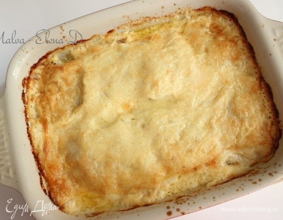 Вынуть форму с блинной лазаньей из духовки, дать немного остыть.