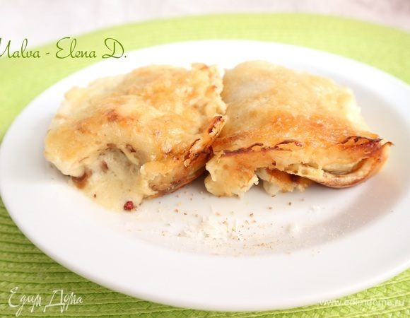 Нарезать порционно, по размеру блинчиков, переложить на тарелки с помощью лопаточки.