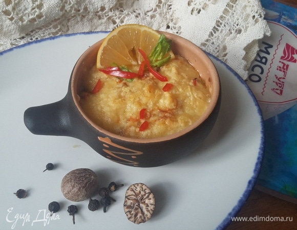 Подавать с лимоном, украсив каждую порцию свежей зеленью петрушки (а лучше фенхеля!) и мякотью чили.