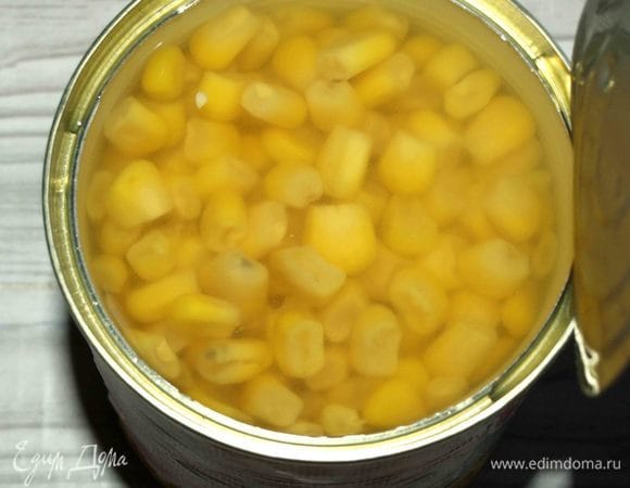 Открываем сладкую кукурузу ТМ «Фрау Марта». Сливаем жидкость.