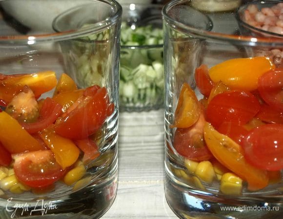 На дно стакана кладем немного кукурузы, томаты черри. Немного заправки.
