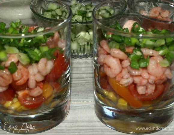 Сверху кладем креветки, зеленый лук и немного заправки.