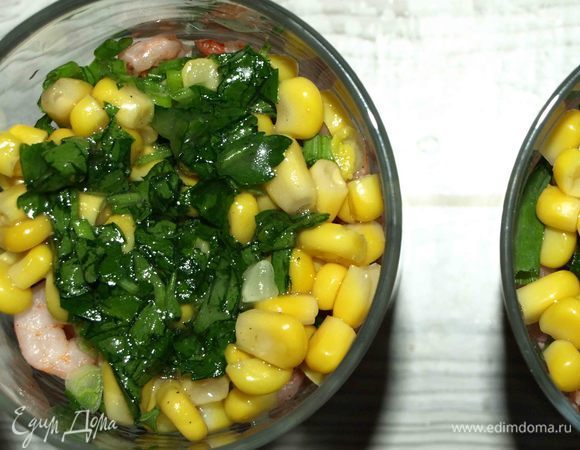 Кладем огурцы, еще немного кукурузы и заправки.
