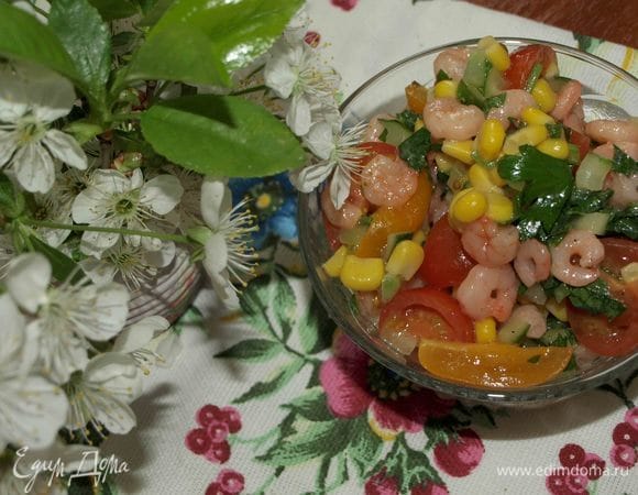 Салат можно просто смешать и подать порционно в салатниках.