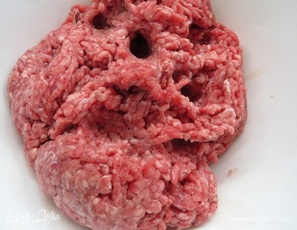Мясо прокрутить через мясорубку или взять готовый фарш.