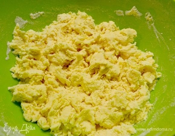 Постепенно подливать холодную воду, перемешивая тесто. Сначала оно комочками, превращаясь в рассыпчатую крошку.