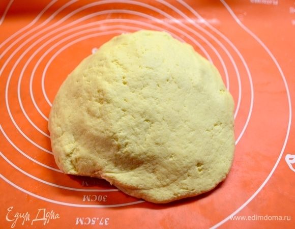 Добавляем воды, тесто стало эластичным. Количество жидкости можете регулировать самостоятельно, тесто должно быть податливым и мягким, не забитым, не липнуть к рукам. В этот раз расходовала 1,5 стакана воды. Колобок теста накрыла сверху пленкой и дала полежать 30 минут в холодильнике.