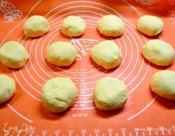 Разделить тесто на 12 частей.