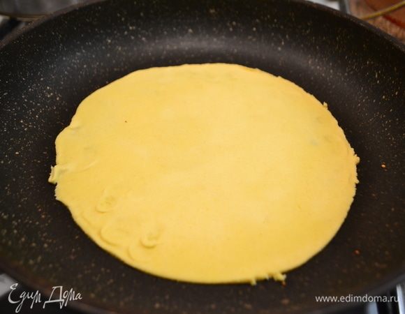 Раскатать каждую под размер сковороды, толщиной примерно в 2 мм. Обжаривать на сухой сковороде. Сначала с одной стороны пару минут, пока на поверхности не появятся характерные пузыри, затем с другой.