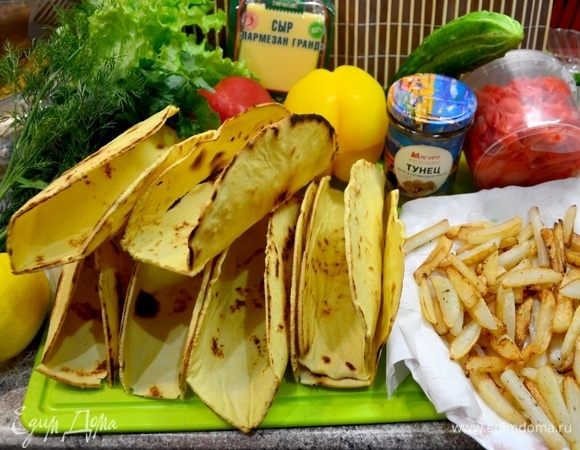 Лепешки из кукурузной муки получаются ломкими, практически не гнущимися, потому что именно глютен пшеничной муки обеспечивает тесту эластичность. Я сразу придавала моим лепешкам форму. Для более длительного хранения лепешки сложить в пакет. При нагревании в микроволновке лепешки становятся мягкими. Подготовим картошку: почистить, нарезать соломкой и обжарить как фри.