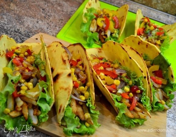 Начинаем в тортилью выкладывать начинку: лист салата, картофель фри и сверху овощную теплую начинку.