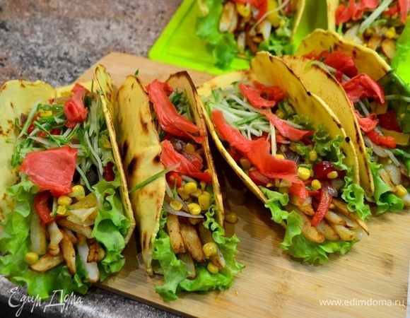 Далее стружку огуречную и лепестки имбиря.